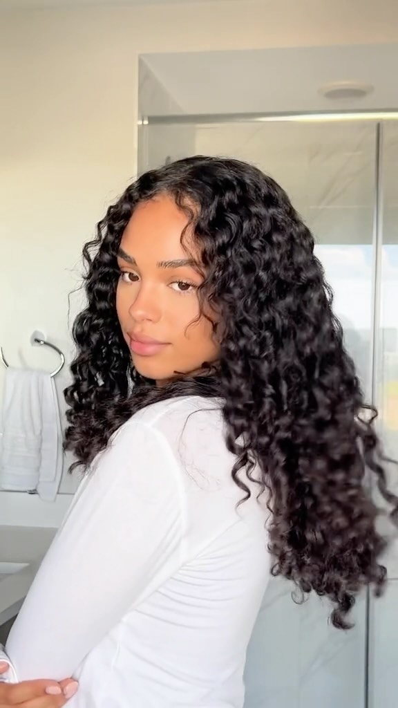 Instagram post by @mariahlovelewis for AQUIS Hair. Caption reads: [...] best towel I’ve used so far! 💗👩🏽‍🦱....