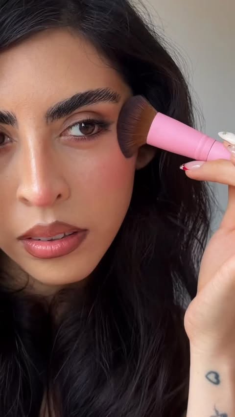 Instagram post by @isabelnegretev for Breeze Balm. Caption reads: trying the new @breeze.balm powder play blush....