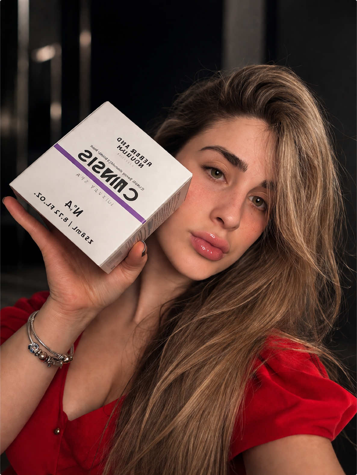 TikTok post by @loreamores99 for CLINSIS. Caption reads: [...] #HealthyHair #ShinyHair @CLINSIS.