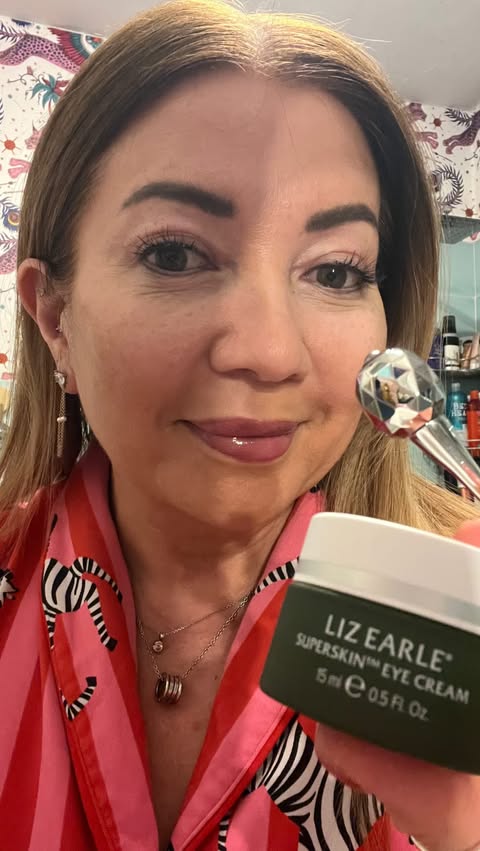 Instagram post by @lornasnaps for Liz Earle Beauty Co.. Caption reads: [...] your #glow with the incredible....