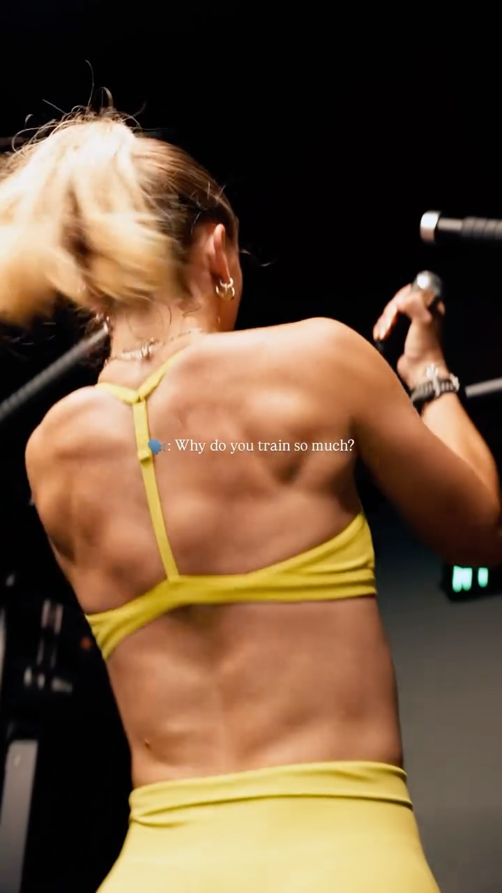 Instagram post by @izzyhillfit for POWERADE. Caption reads: A workout with @poweradeeurope 

Pausing....