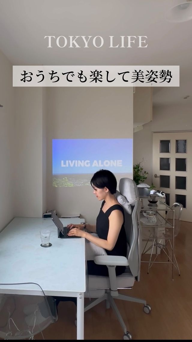 Instagram post by @asuka_viola for Paxton Access. Caption reads: 姿勢悪くて、自分で自分を疲れさせてるな…って気づいた😣

好きなクリエイターさんが、このチェアを愛....