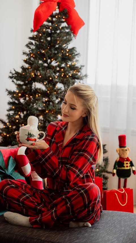 Instagram post by @naidakadic for Sinsay. Caption reads: New year mood activated ✨
Malo Sinsay magije i dom....