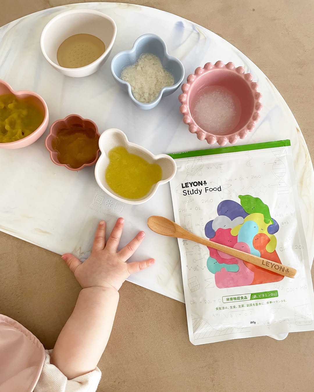Instagram post by @saori__ito for LEYON. Caption reads: 最近は離乳食も食べ慣れてきて、もりもり元気に完食してくれます🥣♡

美味しそうに食べてくれると作り....