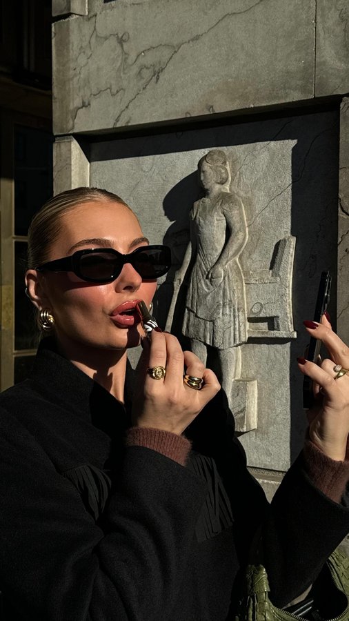 Instagram post by @mariiawos for Bangerhead. Caption reads: What’s in your bag? 😏 Reklame @bangerhead.