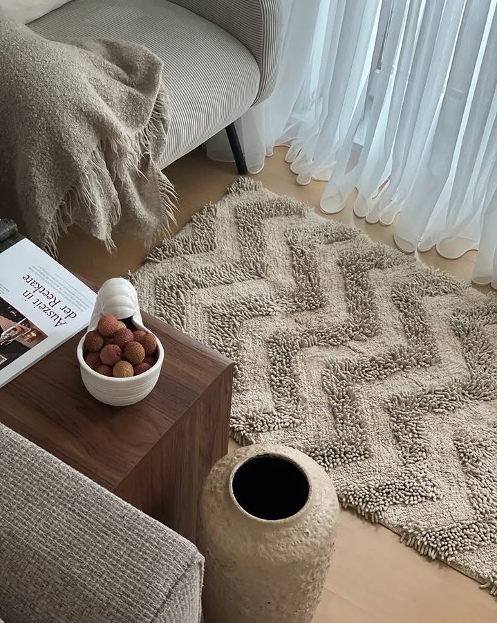 Instagram post by @hawraa_alsaeedi for Trendcarpet. Caption reads: @trendcarpet 🤍✨🫰 :
-My code: HAWRAA20 gives 20%....