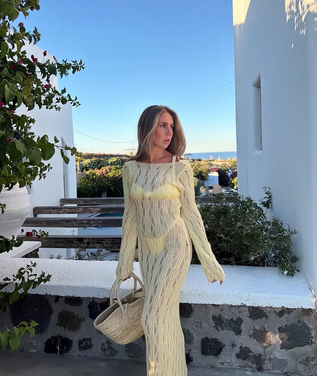 Instagram post by @_mollyneville for boohoo. Caption reads: [...] die 🧈 code MOLLYNEVILLE for 10% off @boohoo.