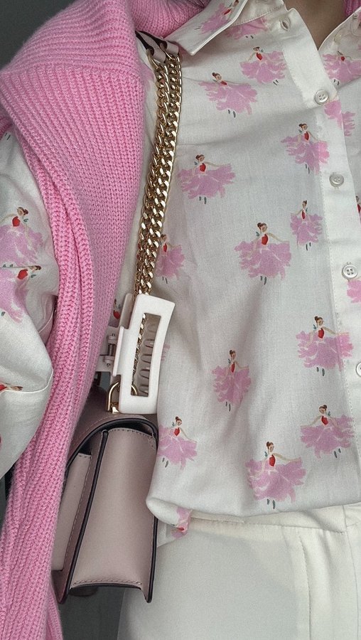 Instagram post by @andradazagrai for FARFETCH. Caption reads: [...] paired with my Michael Kors bag from....