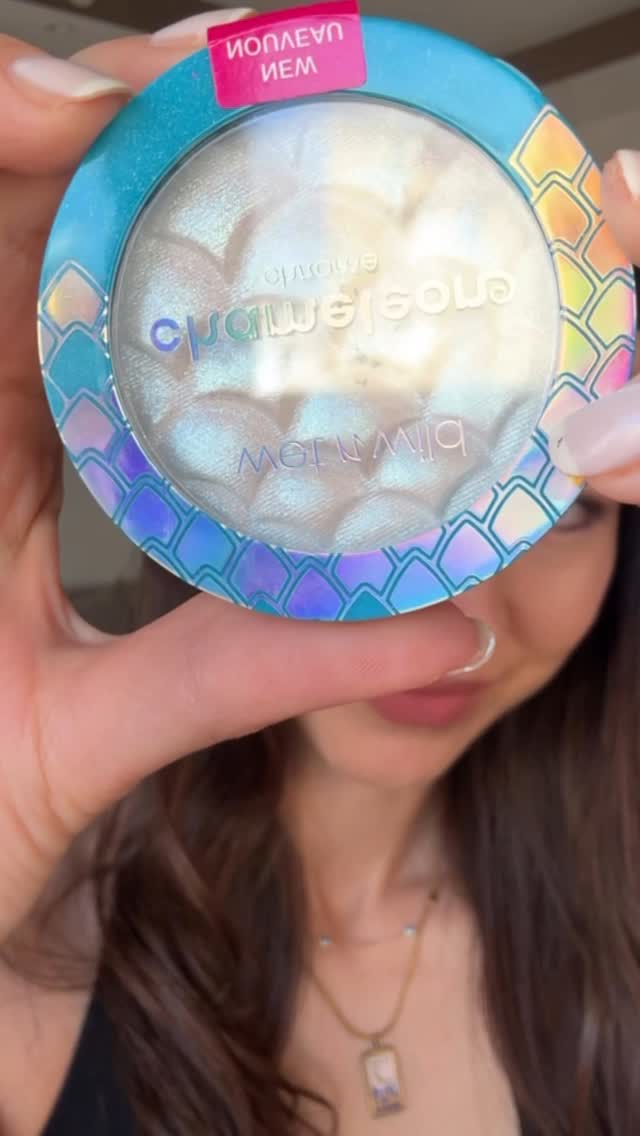 Instagram post by @simserbestt for Wet N Wild Beauty. Caption reads: Wet n Wild Chameleon Highlighter 🦋
Highlighter....