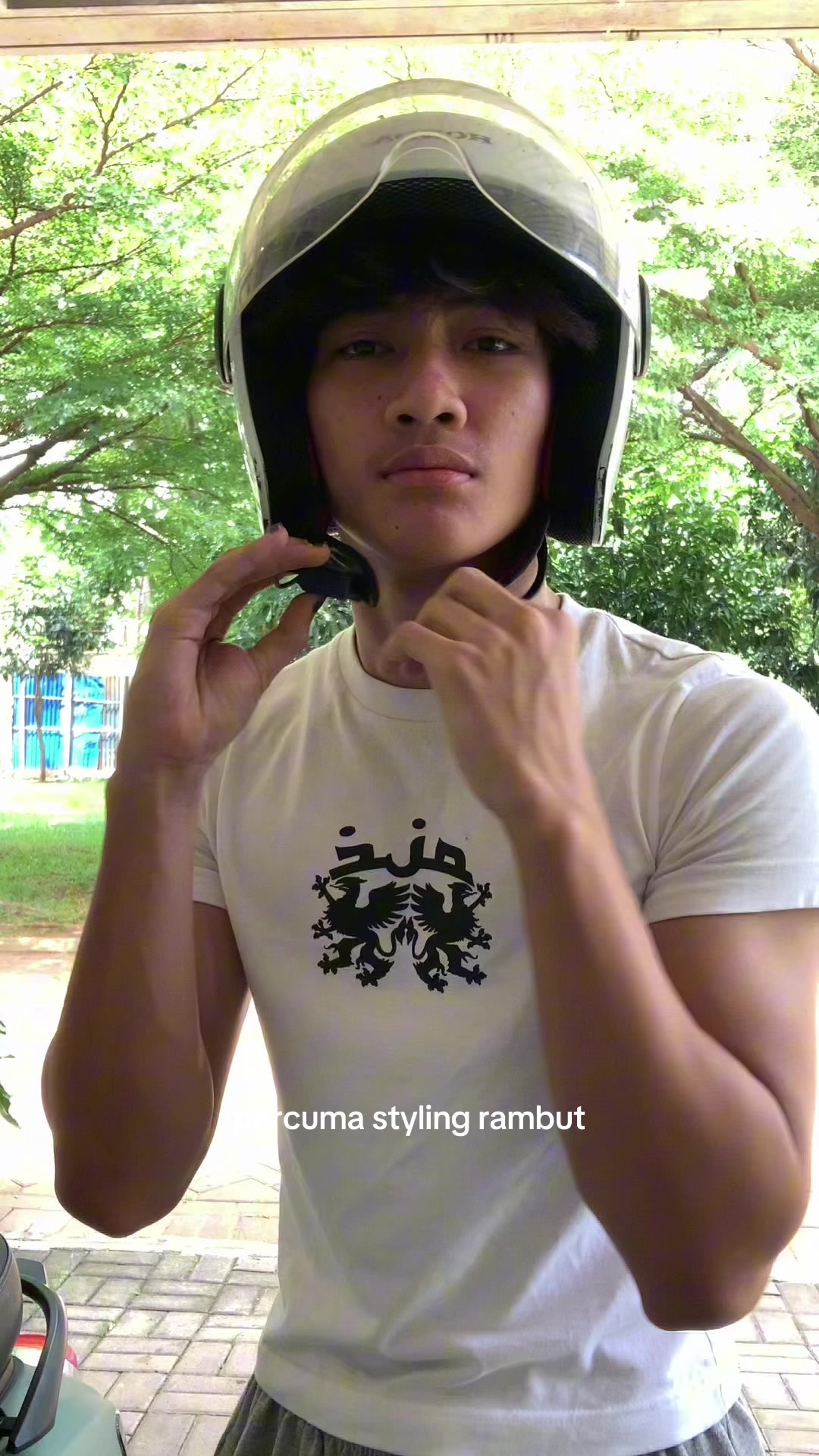 TikTok post by @asepkeseleo2 for GATSBY Indonesia. Caption reads: [...] selalu pake GATSBY FIBER CLAY dari @GATSBY....