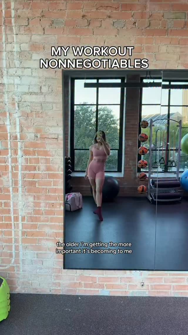 Instagram post by @skimzey for Forme. Caption reads: Forme®’s Power Bra is on sale now, run don’t [...].