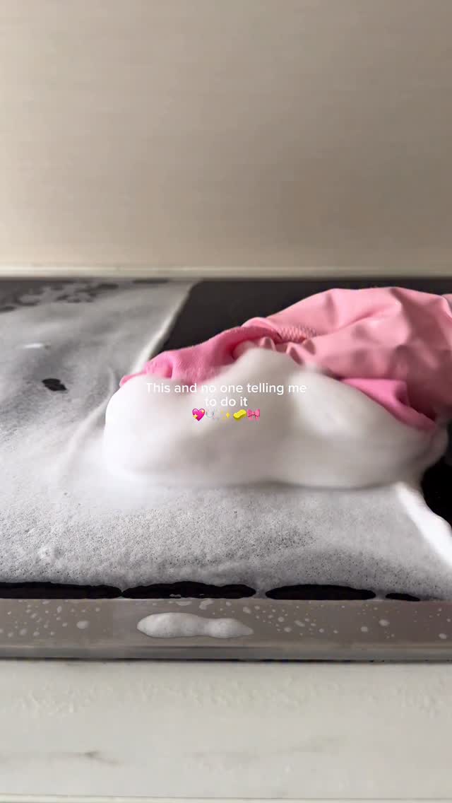 Instagram post by @cleangior for Delomo. Caption reads: Here’s your sunday cleaning therapy 💖🫧✨🧽🫶🏻🎀....