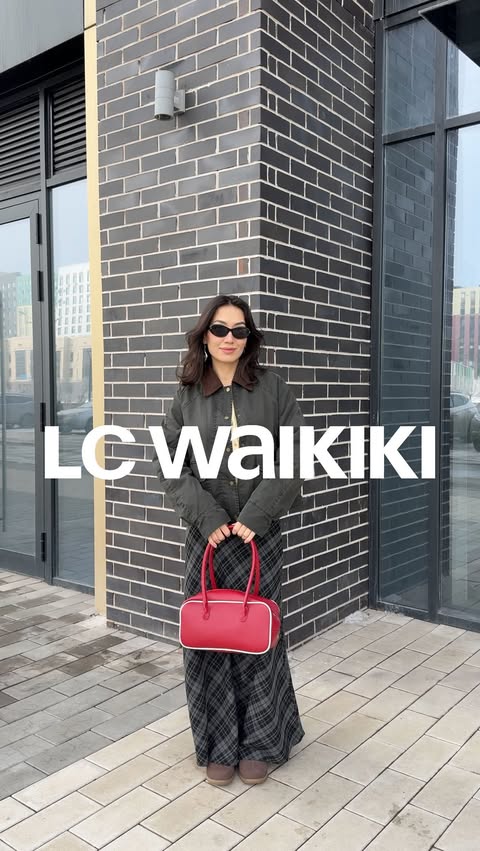 Instagram post by @mmoondust for LC Waikiki. Caption reads: [...] для встреч с близкими ✨ Все образы от....