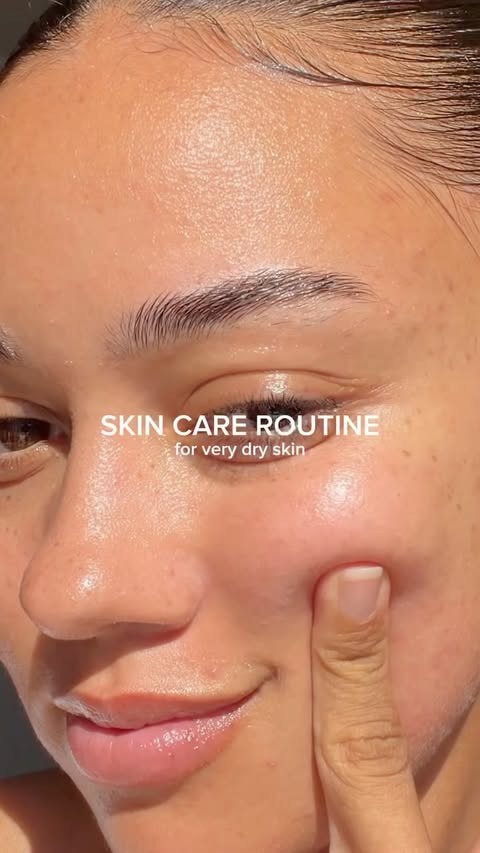 Instagram post by @diaryoftroubledskin for JUMISO. Caption reads: [...] changes, try this 2-step routine 👀🏜️....
