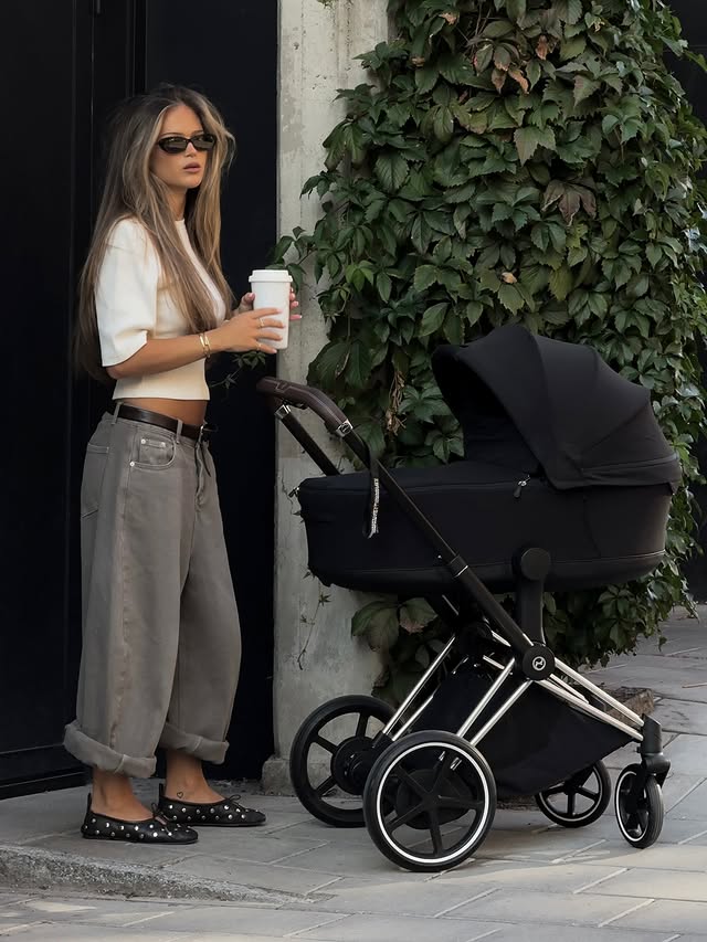 Instagram post by @hannaschonberg for CYBEX. Caption reads: advertising @cybex_global | Somehow the simplest....