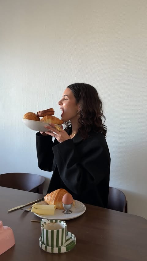 Instagram post by @_ssiana for Bourjois Paris. Caption reads: [...] you have the perfect breakfast !!....