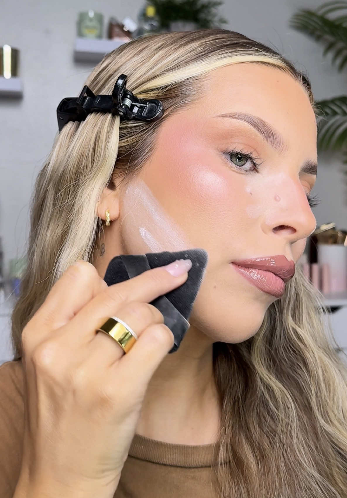 TikTok post by @lolo.lehnen for ONE SIZE BEAUTY. Caption reads: I meannn, it’s called powder melt for a reason 🤭....