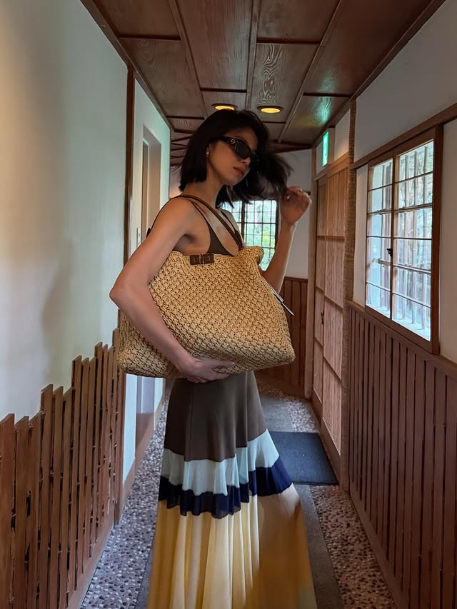 Instagram post by @sato_harumi__official for Fendi. Caption reads: FENDI Raffia Bag ✨ 夏に向けて🏝️ [...].