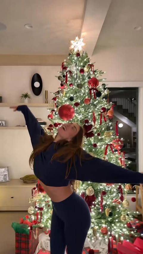 Instagram post by @staskaranikolaou for Alo Yoga. Caption reads: merry xmas eve 🎁🎄 @alo.