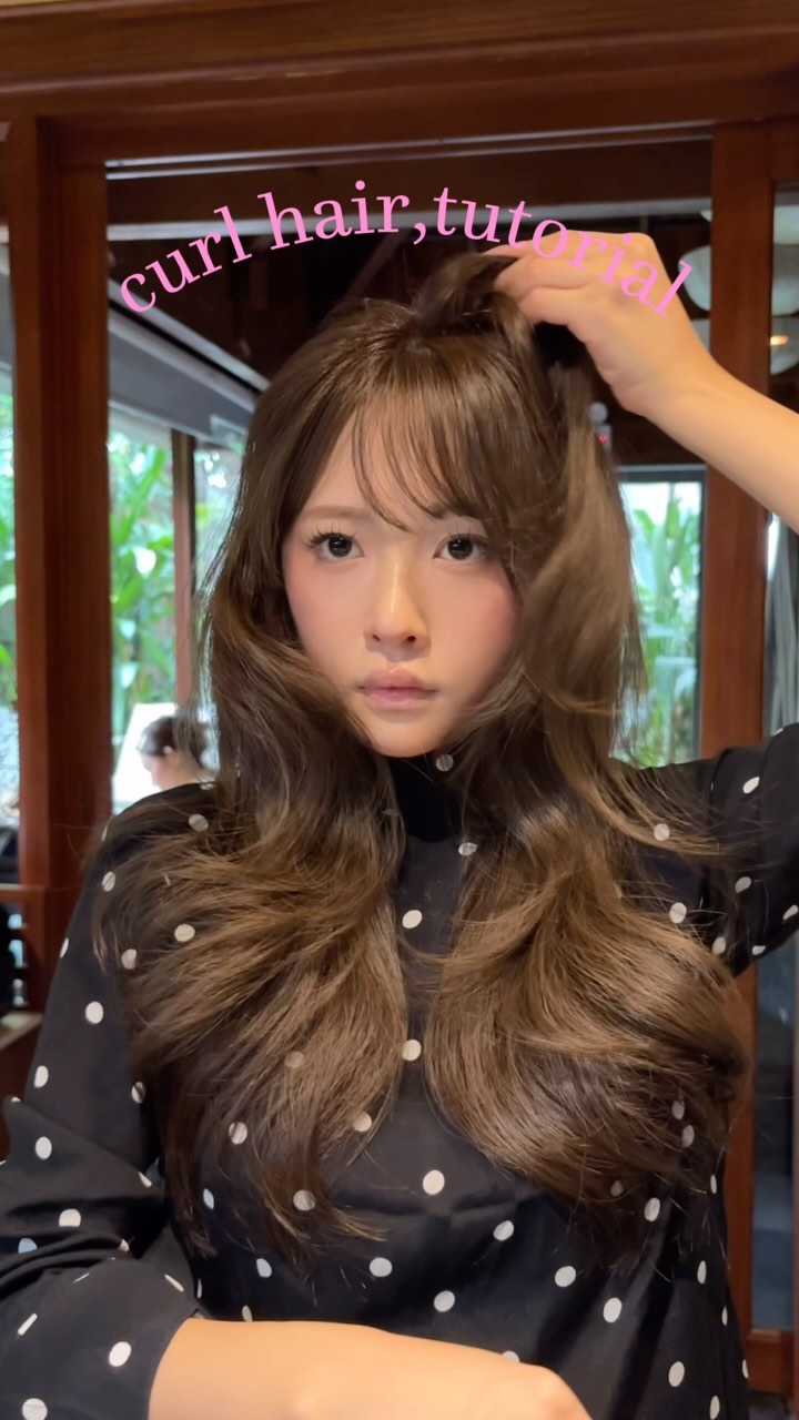 Instagram post by @991231t for Axxzia. Caption reads: AXXZIAから新しく『メデュラックス』が誕生しました!👱🏼‍♀️👒✨
コームタイプのヘアアイ....