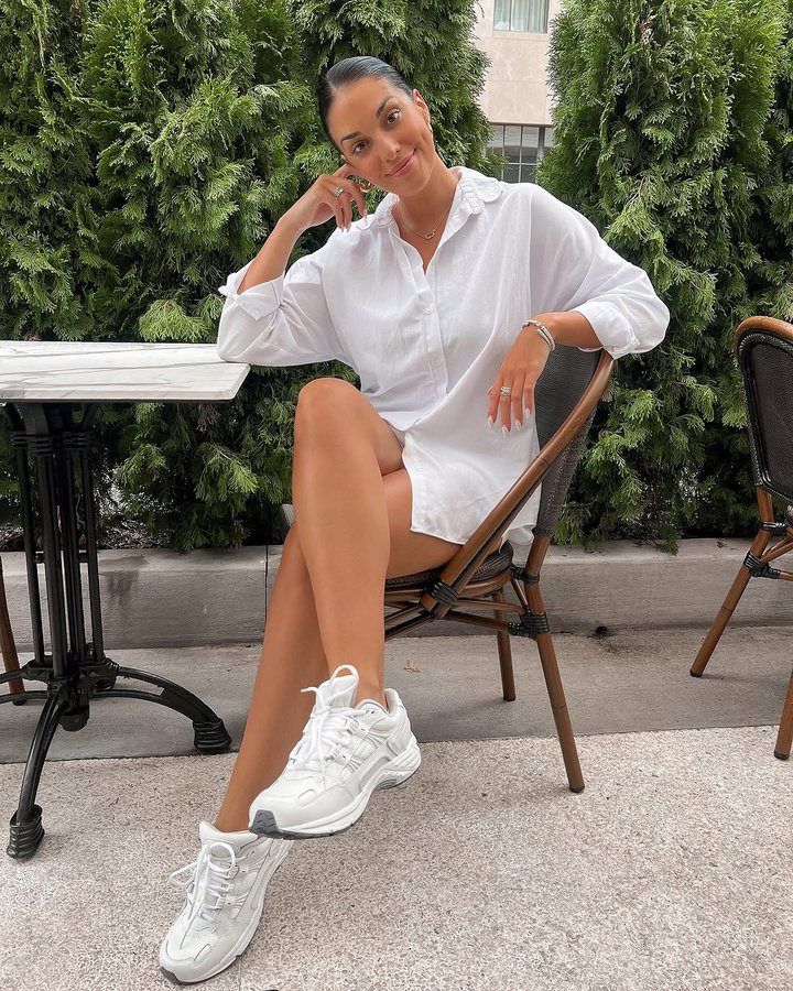 Instagram post by @carlylethornton for Vionic Shoes. Caption reads: Hitting the town in my @vionicshoes 🤍👟 Which are....