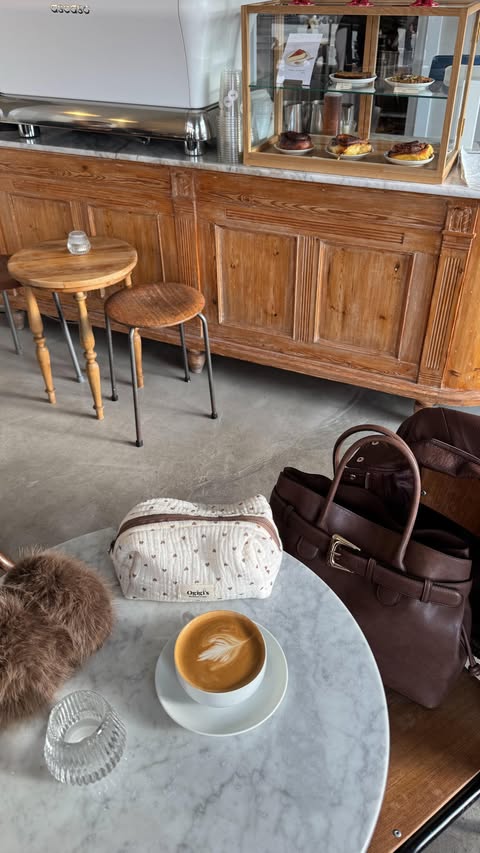 Instagram post by @amanda_sand for New Yorker. Caption reads: [...] that puffer jackets are cool 🤎🤎....