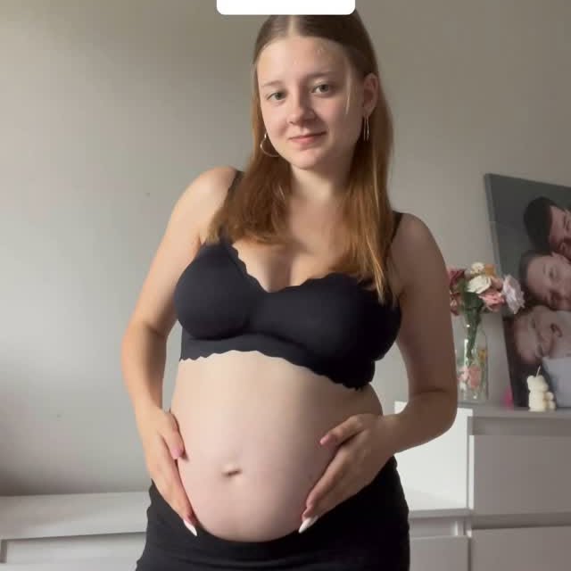 Instagram post by @sandra_osyra for Momcozy. Caption reads: Pas ciążowy od @momcozy , który wspiera rosnący....