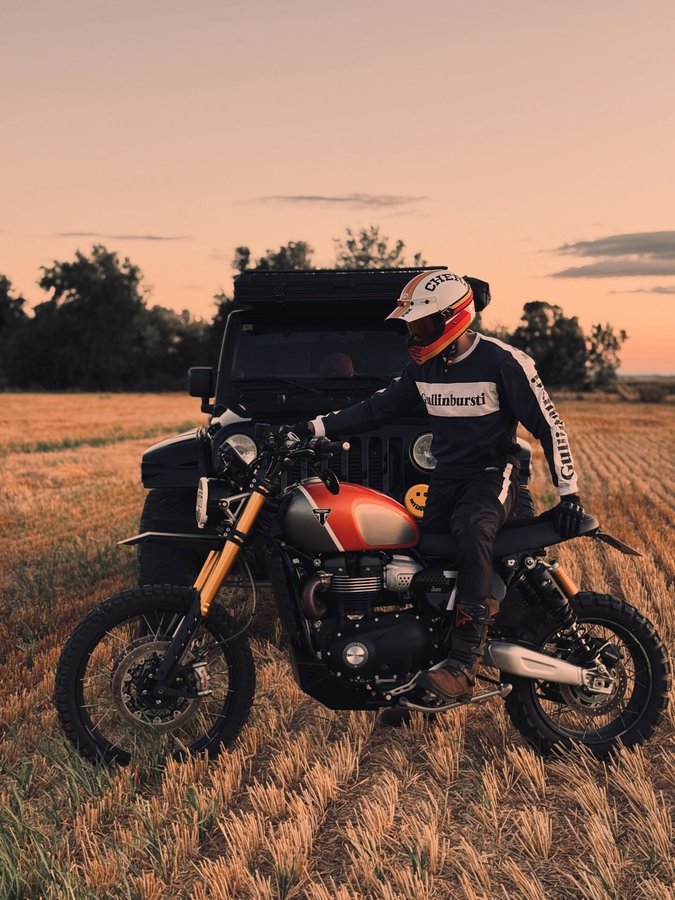 Instagram post by @lp_72 for Peak Design. Caption reads: Scrambler time ⚡️

@bellhelmets 🪖....