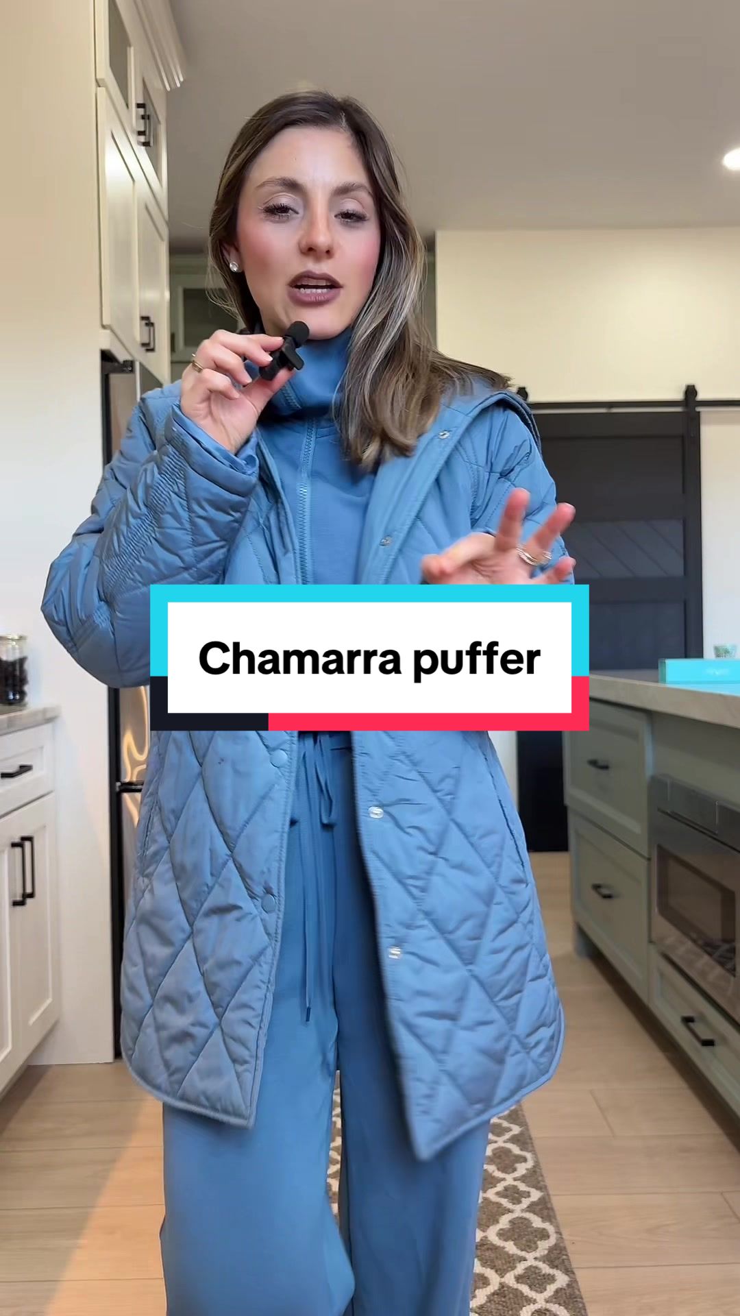 TikTok post by @lauraytts for Evaless. Caption reads: [...] cualquier look #chamarrapuffer #abrigo....