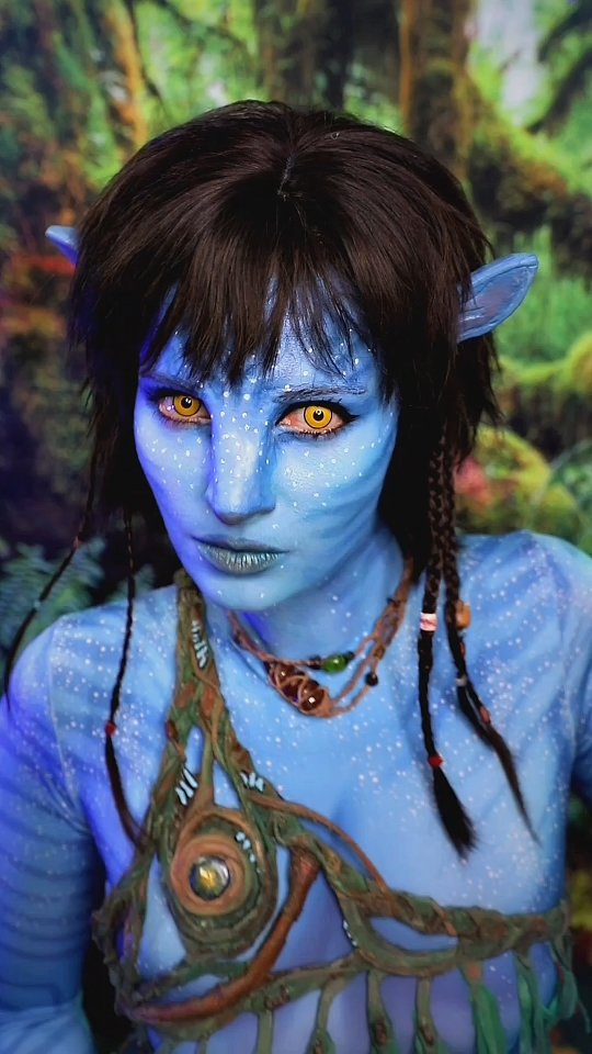 Instagram post by @alysontabbitha for Mehron Makeup. Caption reads: Guys!💙🩵 I just posted the tutorial for my Na'vi....