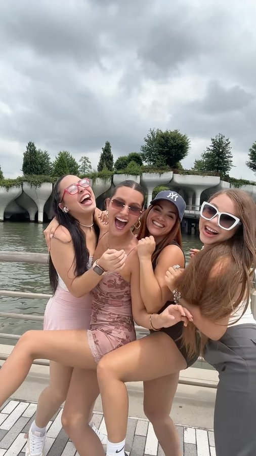 Instagram post by @jevaviajera for JetBlue. Caption reads: [...] a New York con la experiencia MINT de....