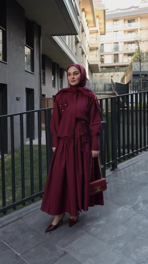 Instagram post by @atalaraleyna for OZSARICAM. Caption reads: Bordo zehirlenmesi♥️ 
w/ @ozzsaricam #işbirliği.