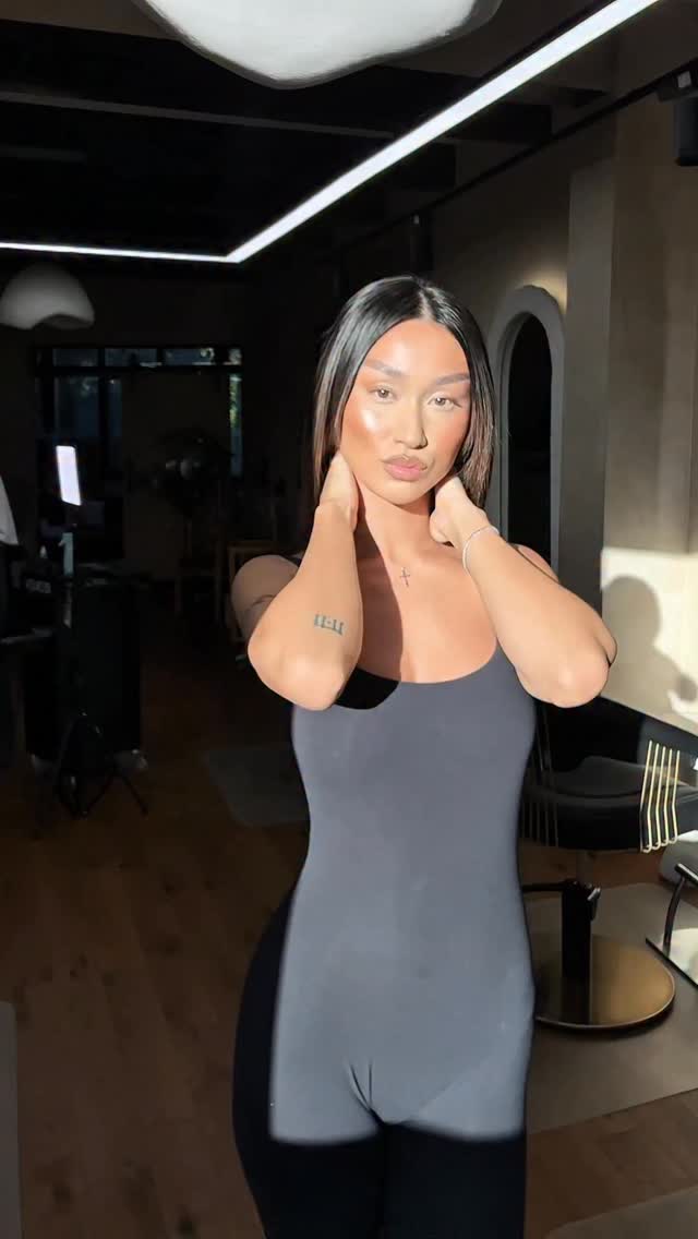 Instagram post by @naddhu for Redken. Caption reads: Stralucirea de salon nu mai tine doar de o....