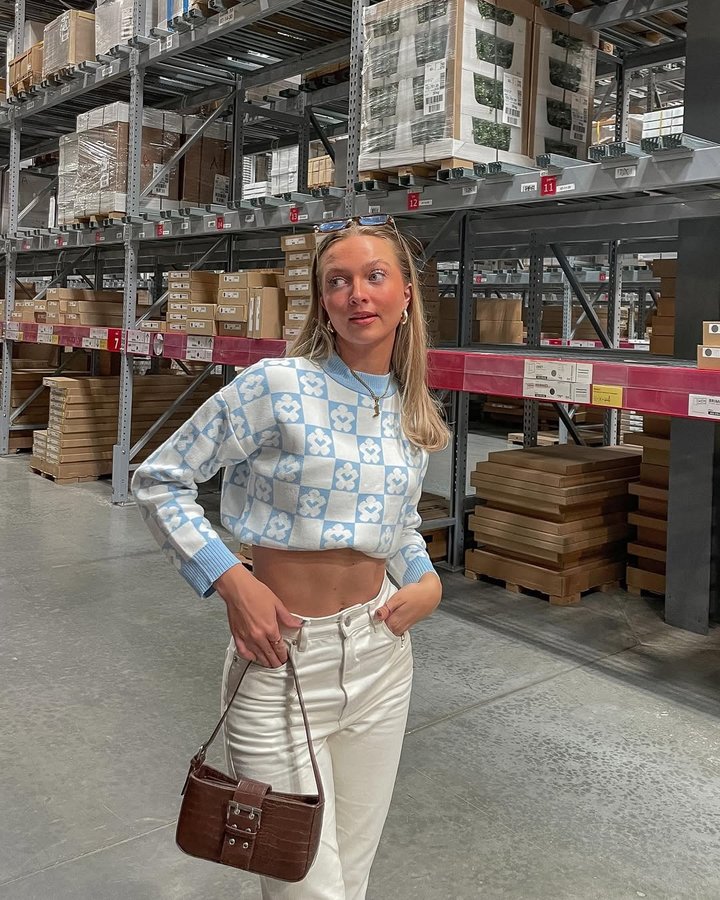 Instagram post by @jennibrhodes for GOLD HINGE. Caption reads: [...] week & new month 🍂❄️☀️🤓💙🌸✨ wearing....