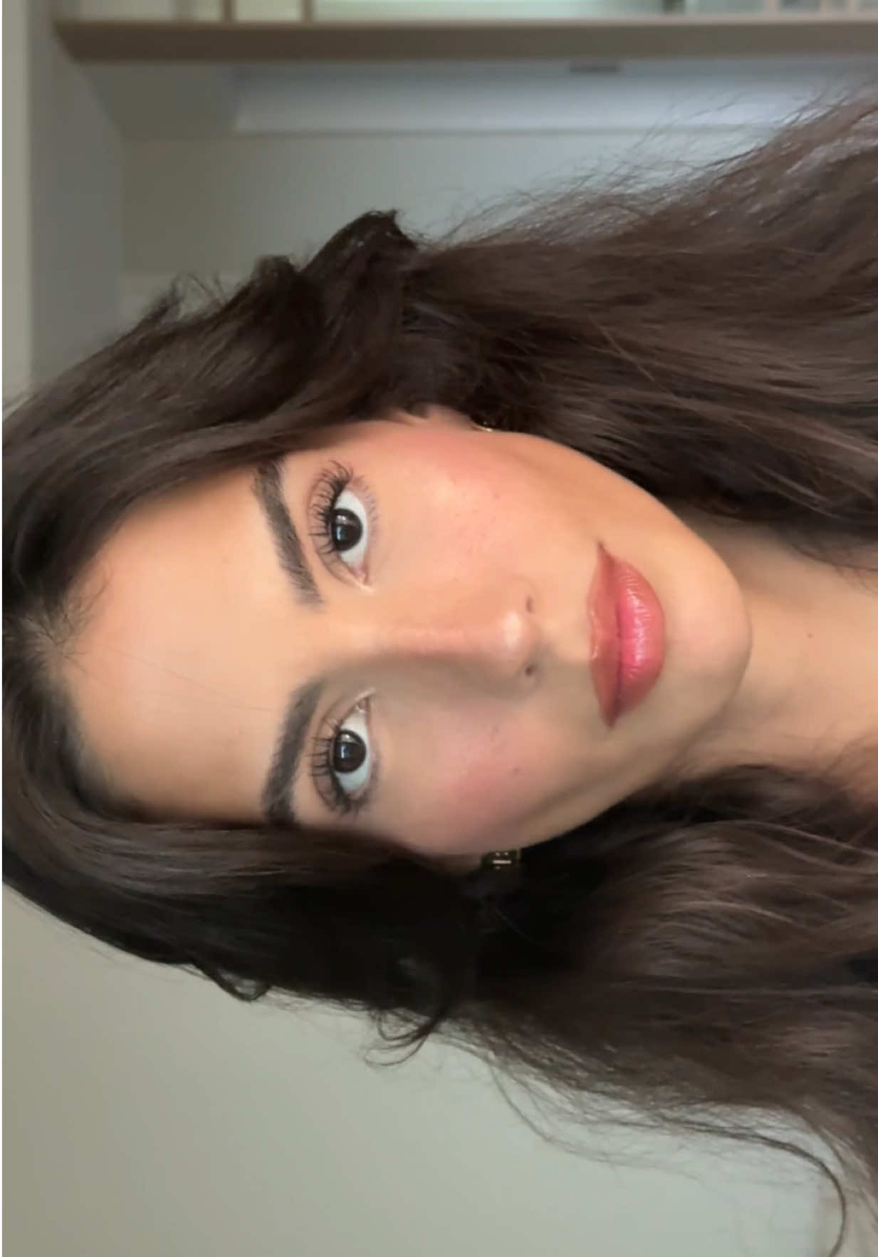 TikTok post by @gabibrandt for Avon. Caption reads: 24h de cílios curvados, com volume e preenchidos?....