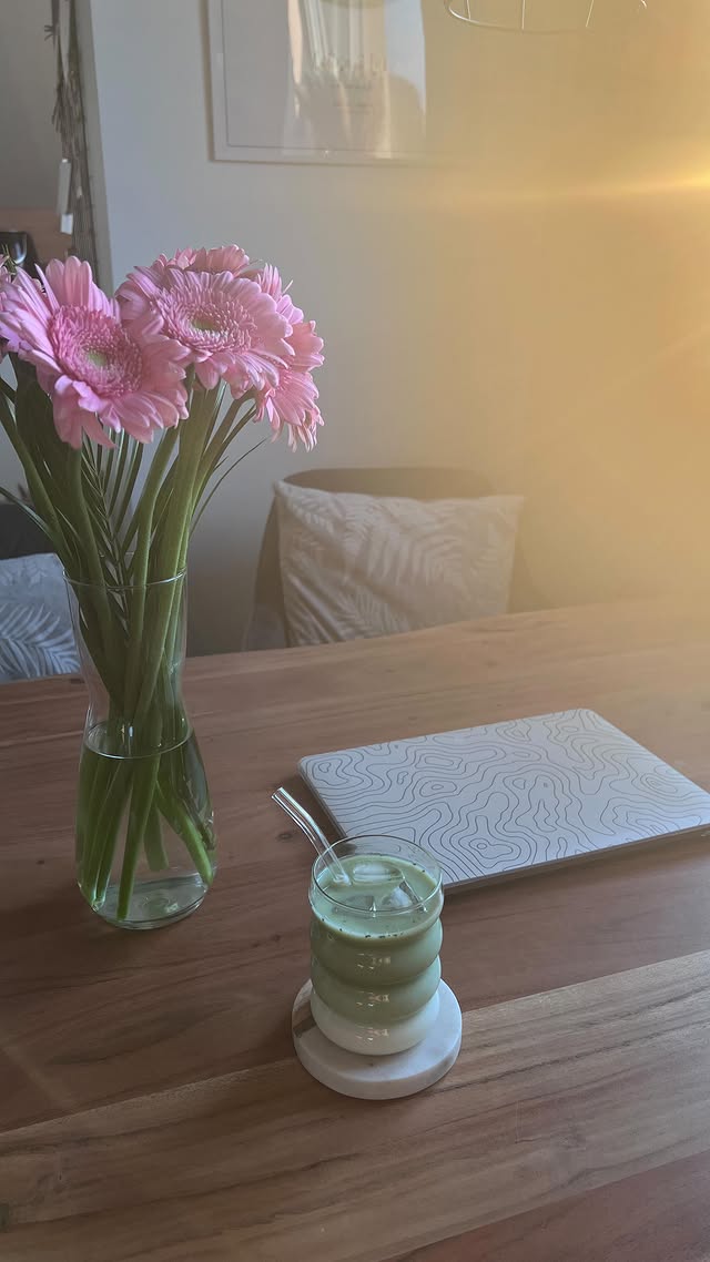 Instagram post by @einfach.medizinstudentin for Health Bar. Caption reads: Ad | Matcha love 🍵✨ @healthbar_matcha Wieso ist....