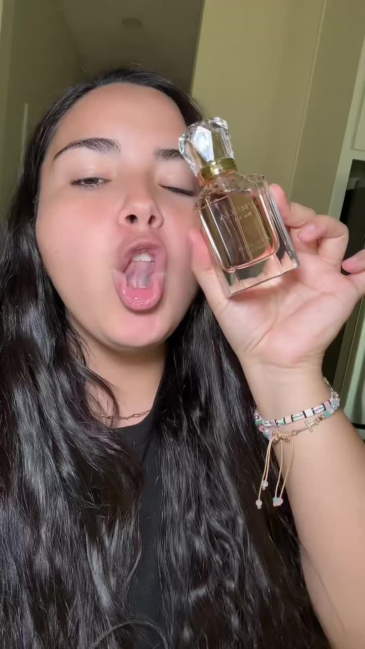 TikTok post by @erikapena26 for Bymolia Beauty. Caption reads: [...] #elegante #viral #fyp #promo @Bymolia Beauty.