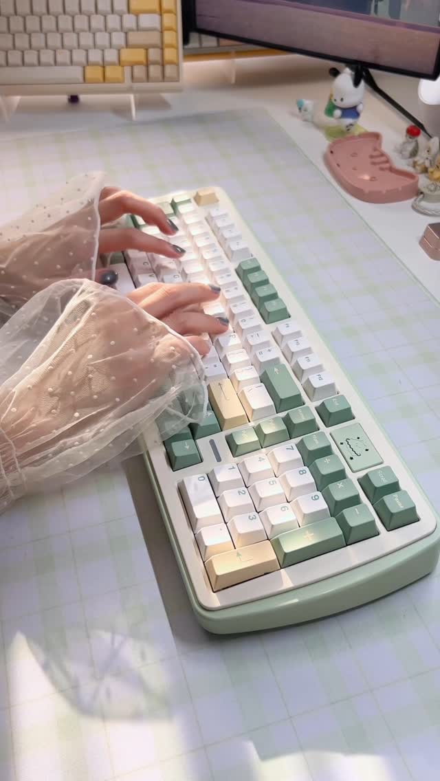 Instagram post by @mango.keebs for Unikeyboards. Caption reads: (ad) my new favorite (almost) full sized board....