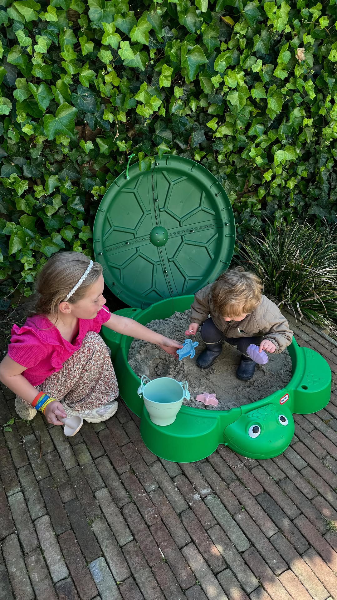Instagram post by @mijngelukje for Little Tikes. Caption reads: Van Little Tikes kregen wij deze zandbak 🐢. Echt....