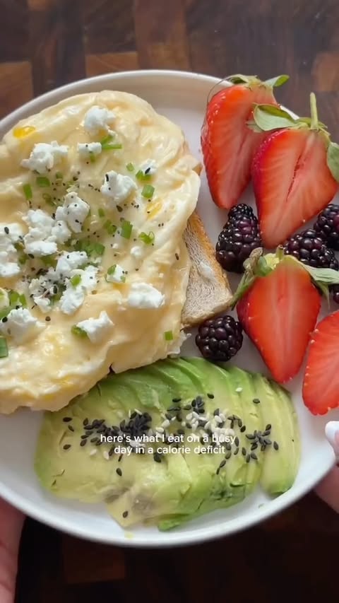 Instagram post by @hanfoodfit for Fit Foods. Caption reads: [...] with avocado and fruit Lunch 👇🏼....