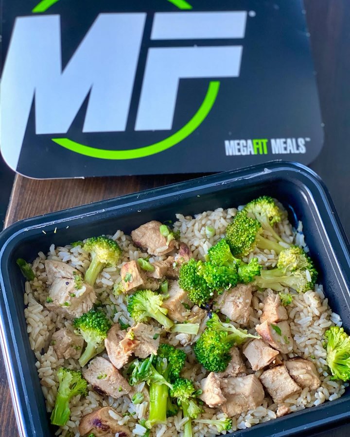 Instagram post by @a.gonzalezfit for Megafit Meals. Caption reads: [...] GAiNS!🔪♻️🔥 HUGE S/O to MY TEAM....