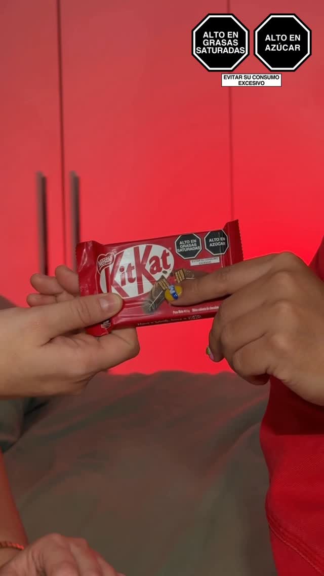 Instagram post by @kewinnv for KitKat. Caption reads: Para ese amigo que nunca se quiere dar un tiempo....