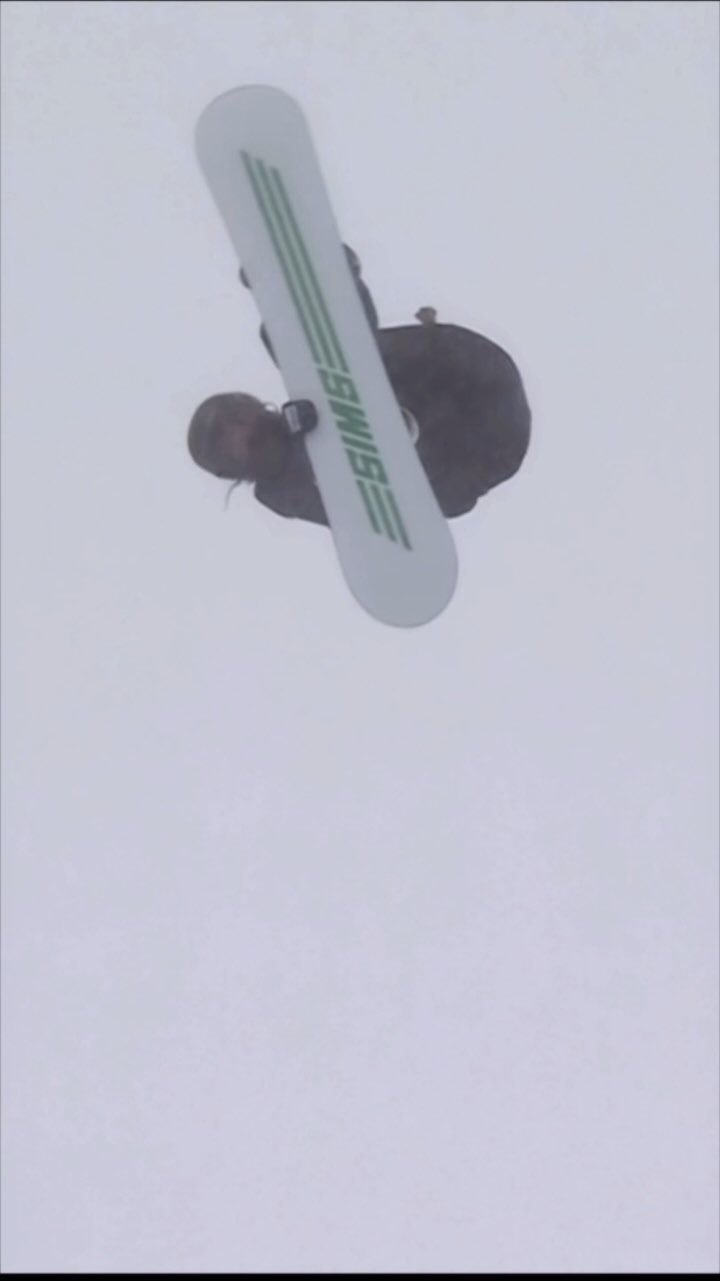 Instagram post by @isa.loetscher for ROXY. Caption reads: [...] #outfitoftheday #wlyg #roxy #roxygirl [...].