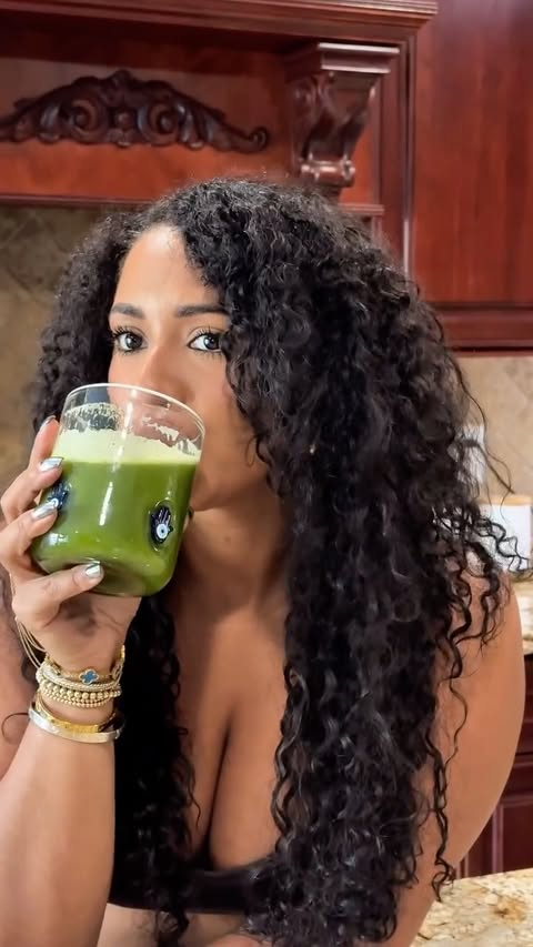 Instagram post by @kimmfeliz for WeightWatchers. Caption reads: Weightloss isn’t linear but keeping habits powered....