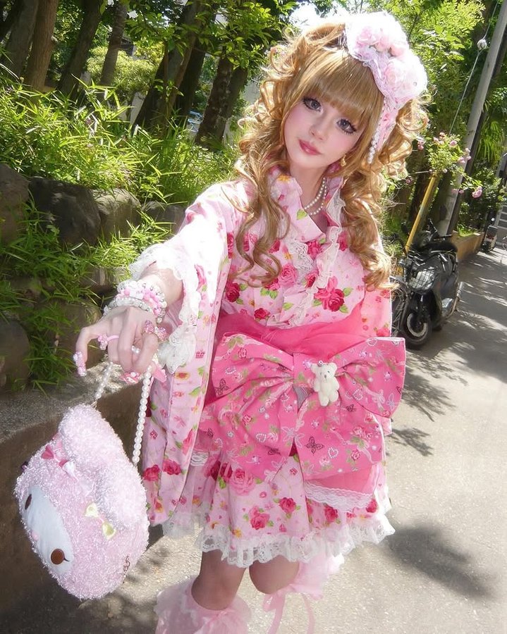 Instagram post by @chanrio.u_u for Queen Eyes. Caption reads: Yukata Princess🌸♡ྀི.°୭̥ ♡ ♡ ♡ contact lens⇢....