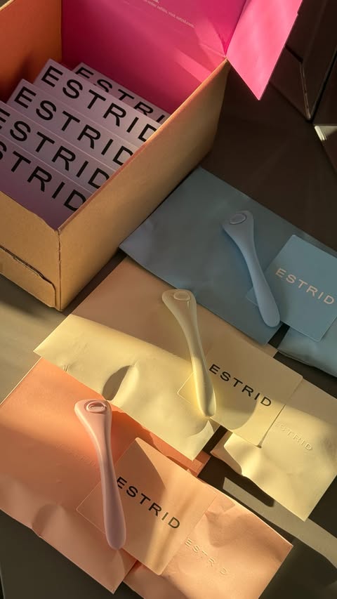 Instagram post by @keyleebx for Estrid. Caption reads: [...] you choosing 🦋🍋🍑 come unbox my @heyestrid....