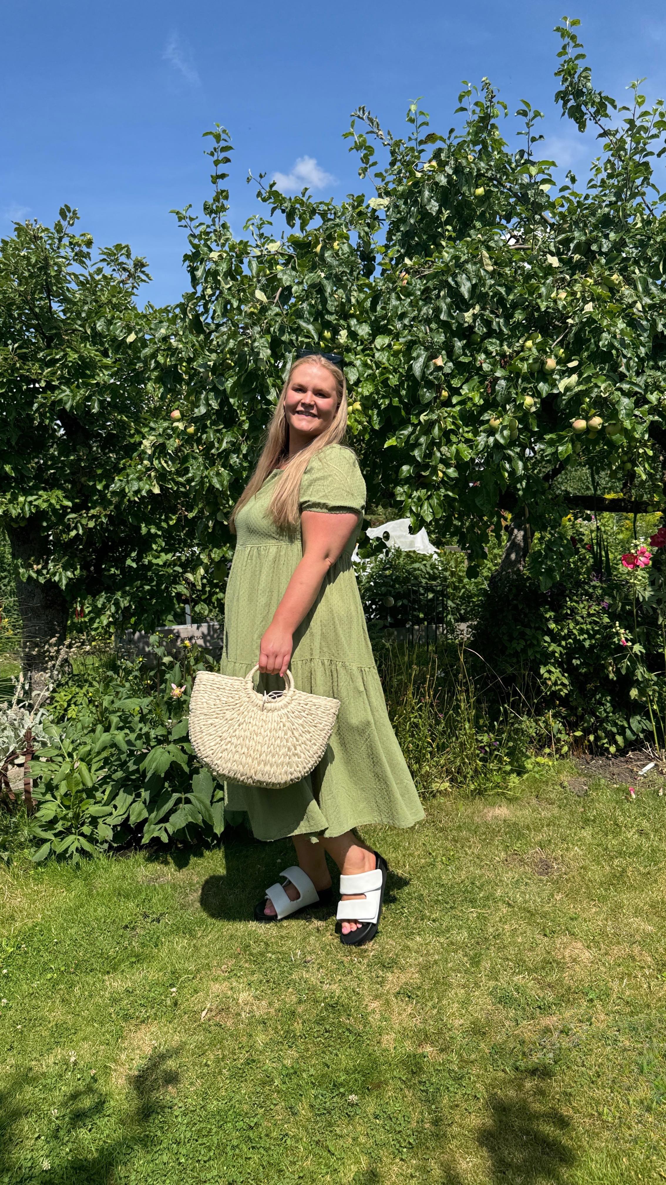 Instagram post by @paulinelindborg for Ulla Popken. Caption reads: Reklam för @ullapopken_official ☀️Jag kommer....