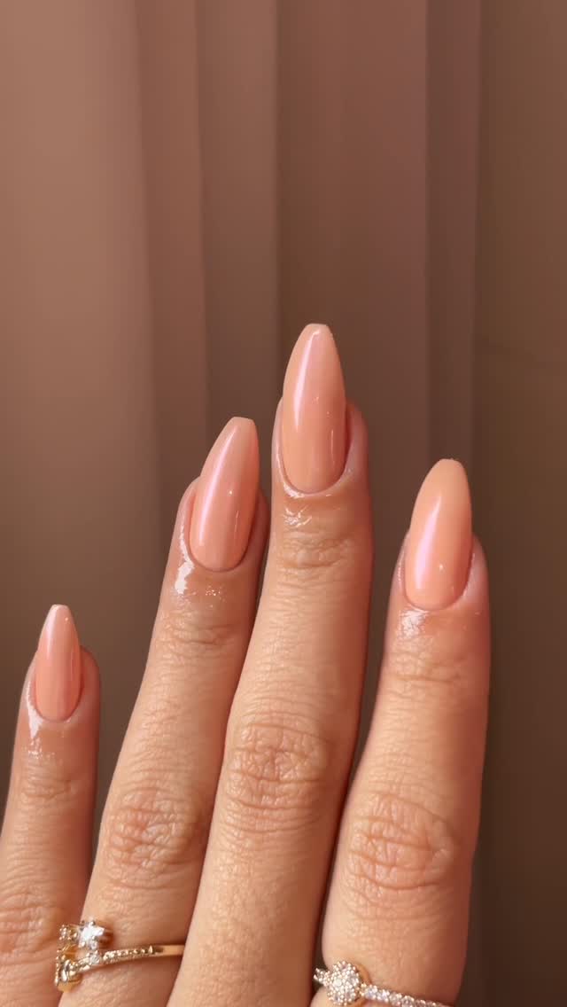 Instagram post by @micaellypiress for Colorama Esmaltes. Caption reads: esse laranja me surpreendeu muito, amo esmaltes....