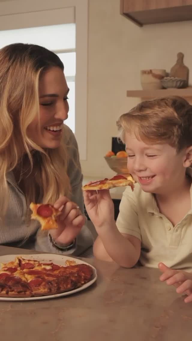 Instagram post by @karisalmen for DiGiorno. Caption reads: #ad La noche familiar acaba de mejorar 🍕💛 Desde....