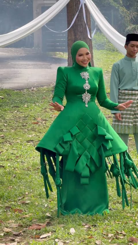 Instagram post by @ainaabdul for Milo Perú. Caption reads: Budak baju ketupat tumpang lalu tgh belajar step....